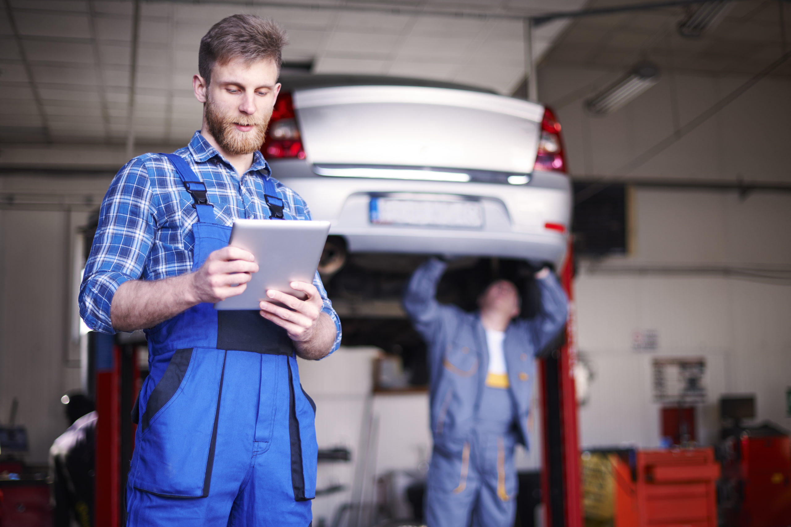 Mobile mechanic performing car inspection